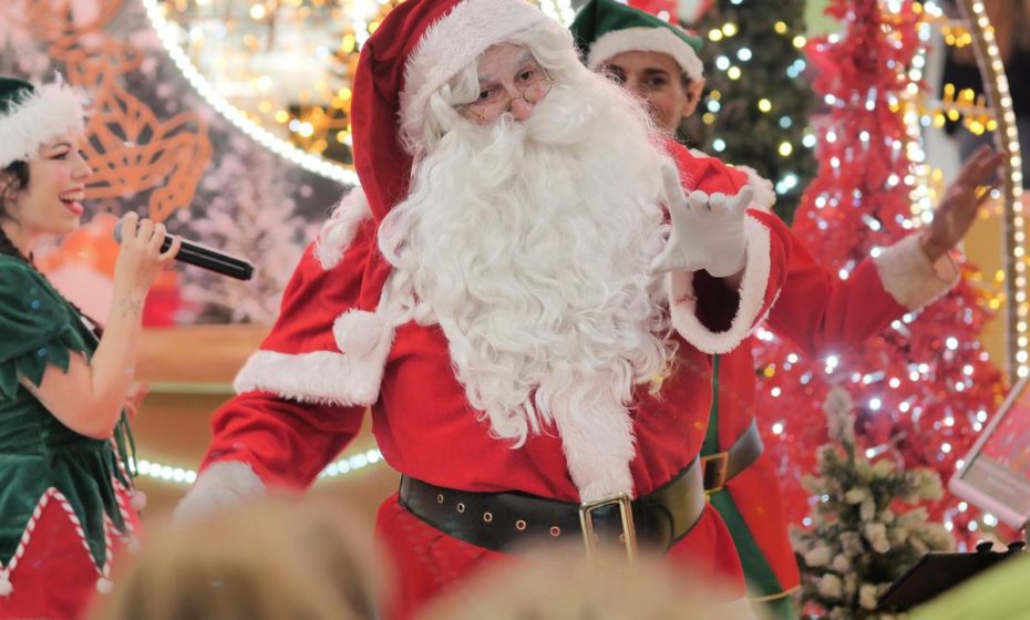 Animateurs et comédiens costumés en lutins pour arbre de Noël